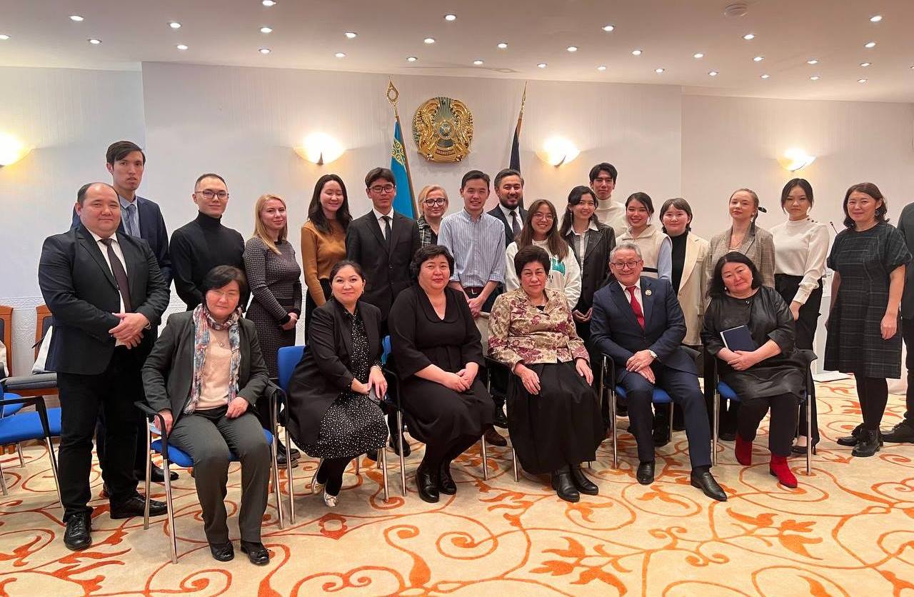 Подробнее о статье Состоялась встреча выпускников NIS в Генеральном Консульстве Республики Казахстан во Франкфурте-на-Майне.