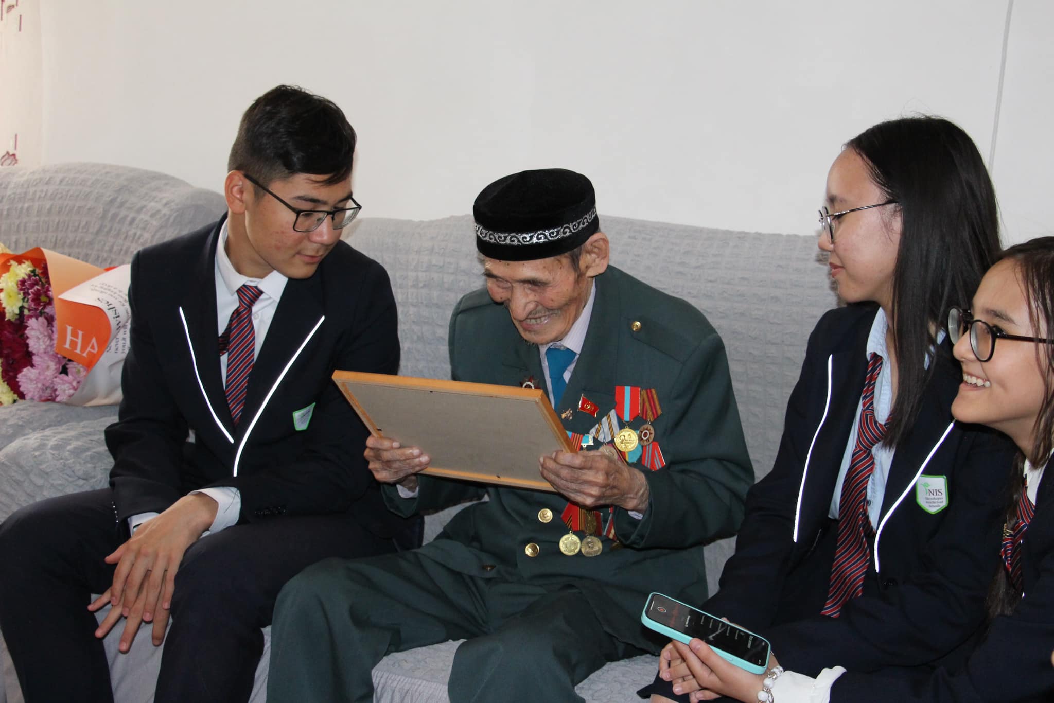 Подробнее о статье Ученики NIS Кызылорды чествовали ветеранов